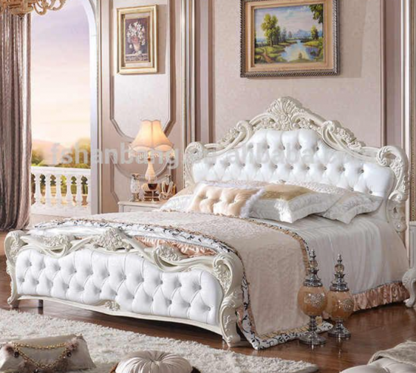 Tempat Tidur Berbingkai Putih dengan Ukiran Romantis